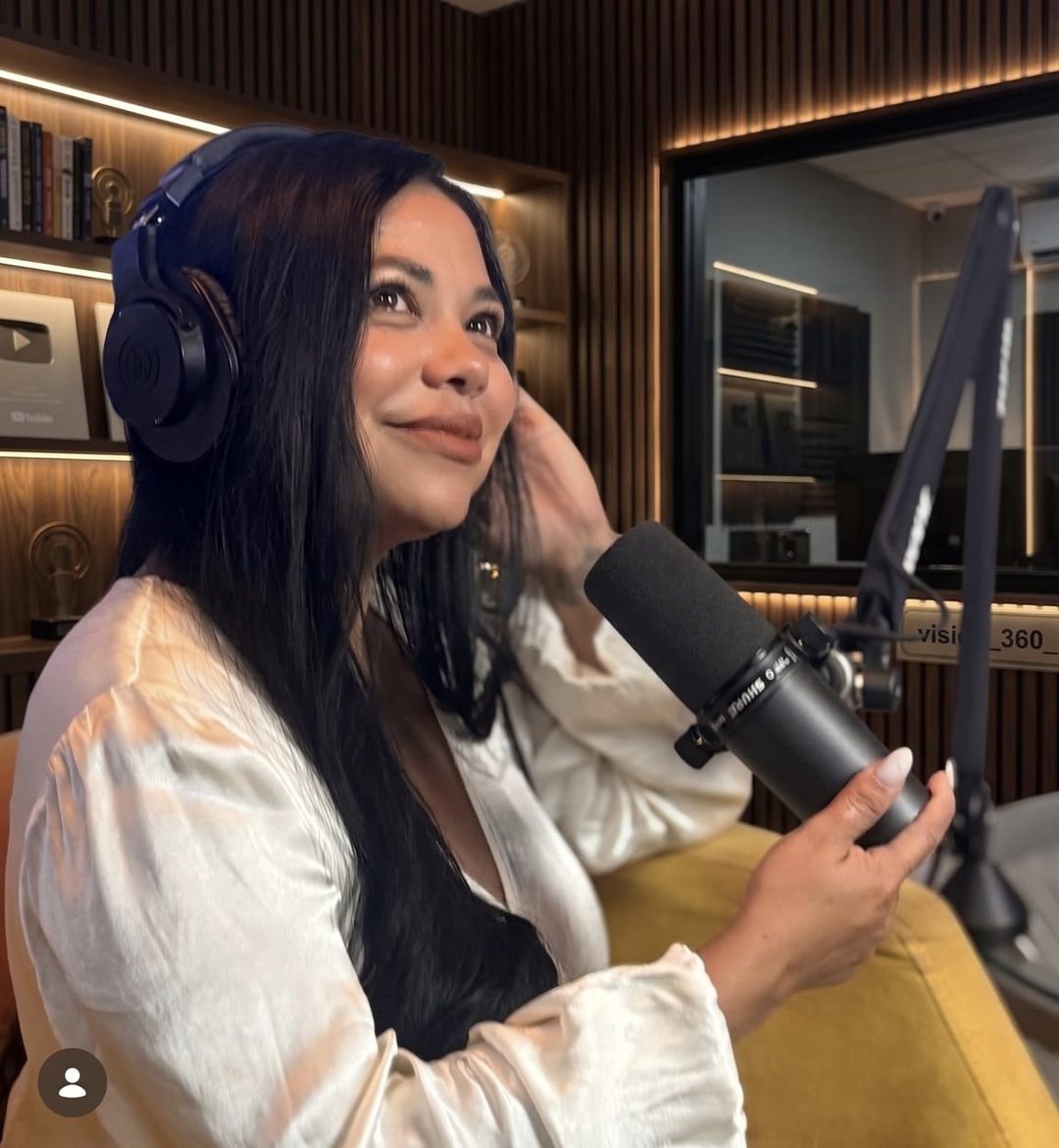 Pamela Leyva grabando el Podcast Visión con Propósito